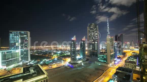 迪拜的夜晚从屋顶落下4K的时间视频的预览图