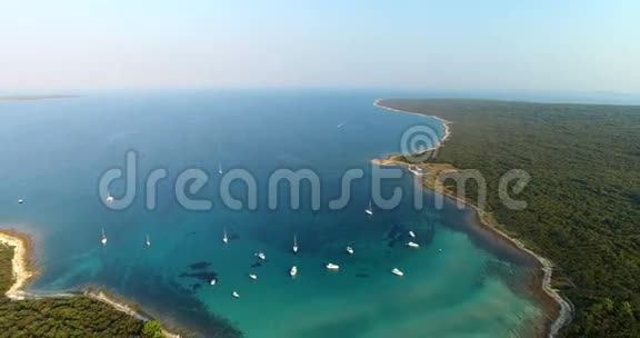 克罗地亚美丽的斯拉蒂尼察海湾的鸟瞰图视频的预览图
