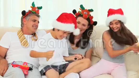 一家人在圣诞节吃饼干视频的预览图