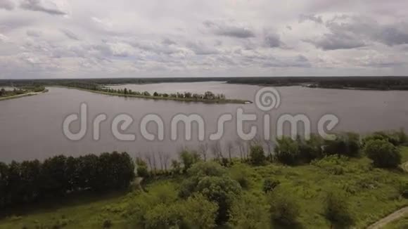 空中观景台田野湖泊的景观视频的预览图
