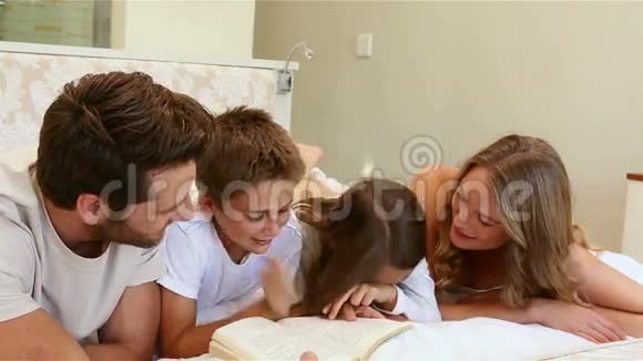 床上的幸福家庭看书视频的预览图