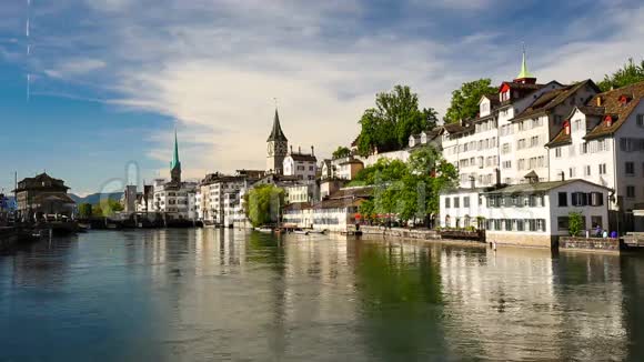 具有历史意义的苏黎世市中心著名的弗劳姆斯特教堂Limmat河和瑞士苏黎世湖视频的预览图