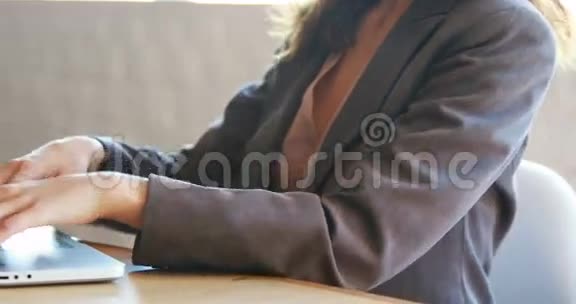 女商人在工作中使用她的笔记本电脑视频的预览图
