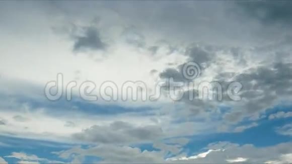 天空上美丽的白云视频的预览图