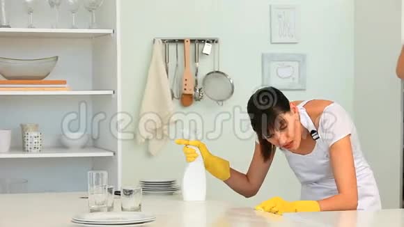 打扫厨房的女人视频的预览图