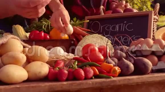 在市场上卖有机蔬菜的夫妇视频的预览图