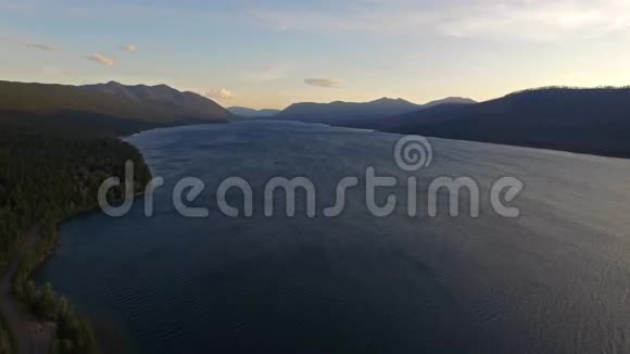 空中蒙大拿冰川国家公园视频的预览图