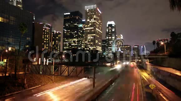 洛杉矶市区夜间交通延误4K视频的预览图