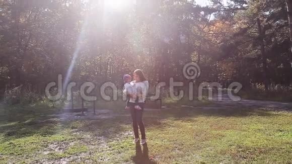 妈妈和宝贝女儿在秋天散步视频的预览图