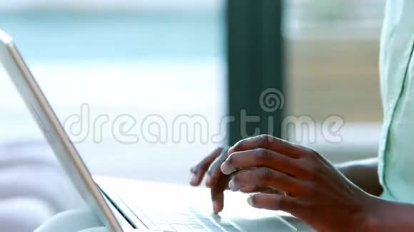 微笑的女人用她的笔记本电脑视频的预览图