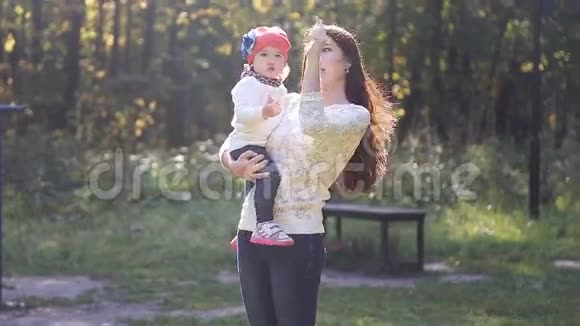 妈妈和宝贝女儿在秋天散步视频的预览图