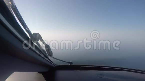 飞机从机场起飞从驾驶舱看到视频的预览图
