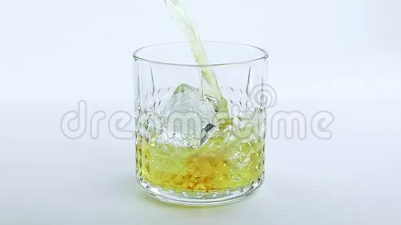 酒保往白底玻璃杯里倒威士忌视频的预览图