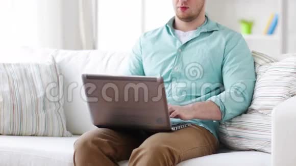 他在家里用笔记本电脑工作视频的预览图