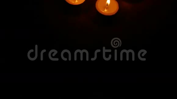 点燃蜡烛浪漫的香味静物火烛之夜视频的预览图