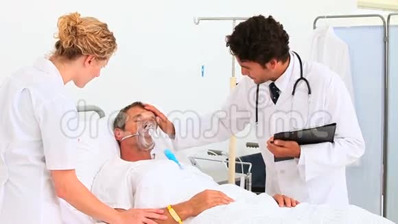 医生带着昏迷的病人视频的预览图