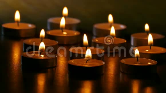 浪漫的夜晚点燃蜡烛散发着静物的香味点燃蜡烛视频的预览图
