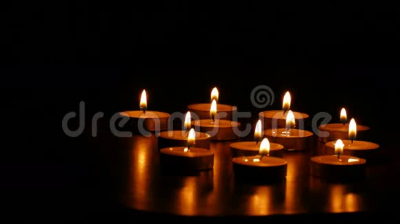 蜡烛燃烧浪漫芬芳的夜火蜡烛视频的预览图