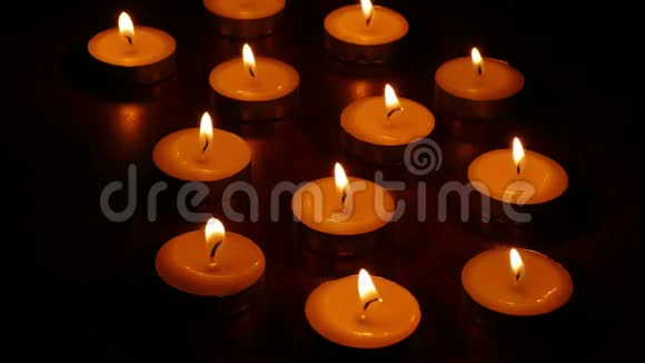 蜡烛燃烧浪漫芬芳的静物之火夜烛视频的预览图