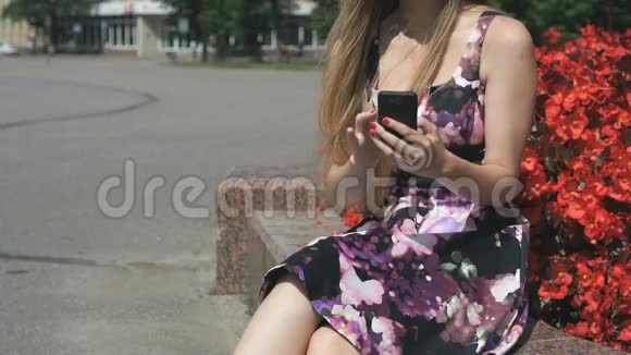 户外带手机的年轻女孩视频的预览图