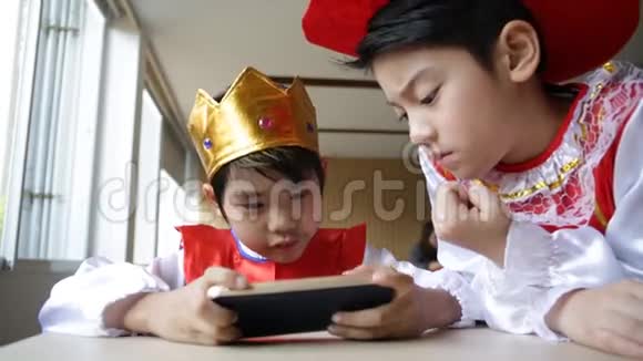 亚洲儿童一起使用数字平板电脑视频的预览图