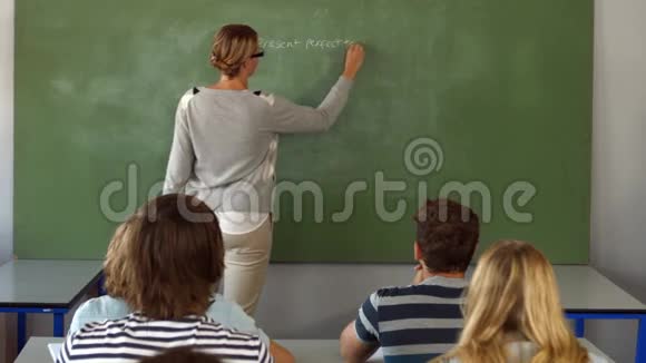 老师上课在黑板上写字视频的预览图