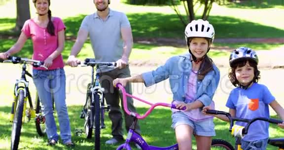 一家人一起骑自行车在公园里视频的预览图