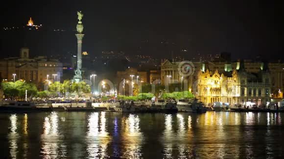 夜间巴塞罗那维尔港的景色视频的预览图