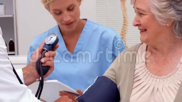 护士患者血压测量医生视频的预览图