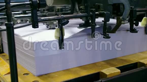 工业印刷机正在加工中视频的预览图