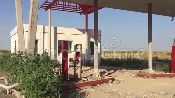 旧脏加油站道路66处废弃加油站世界末日石油燃料慢动作视频视频的预览图