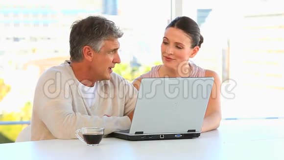 两个人在电脑前聊天视频的预览图