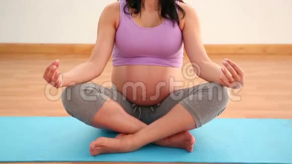孕妇在运动垫上冥想视频的预览图