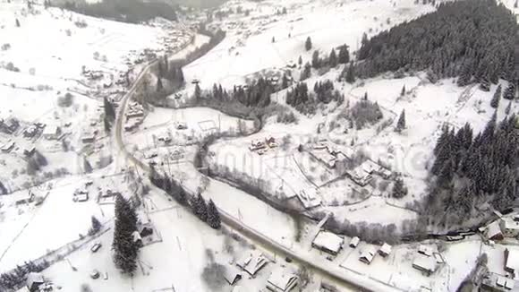 雪覆盖道路的空中拍摄视频的预览图