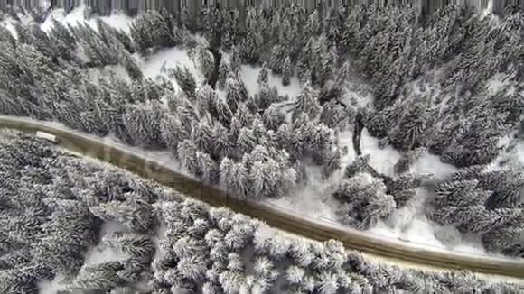 雪覆盖道路的空中拍摄视频的预览图