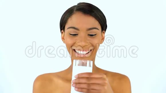 女人喝了一杯牛奶视频的预览图