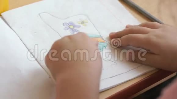 3小女孩在笔记本上画画视频的预览图