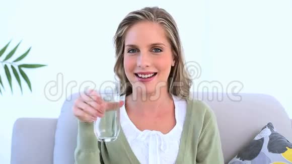 女人拿着一杯水视频的预览图