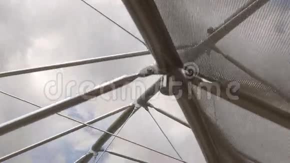 阳光日天螺旋桥新加坡视频的预览图