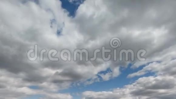 俄罗斯时间流逝早春在唐的大草原上云在冬小麦的田野上移动视频的预览图