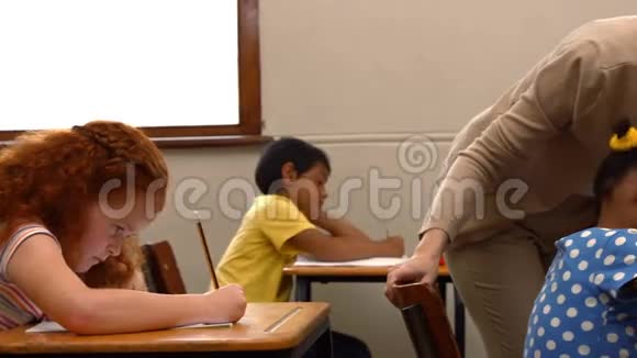 老师在课堂上帮助小女孩视频的预览图