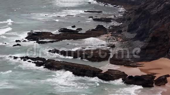 大西洋岩石海岸阿尔加夫葡萄牙视频的预览图