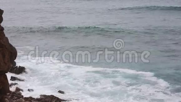 大西洋岩石海岸阿尔加夫葡萄牙视频的预览图