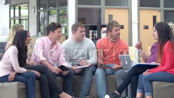 大学生群体坐在一起工作视频的预览图