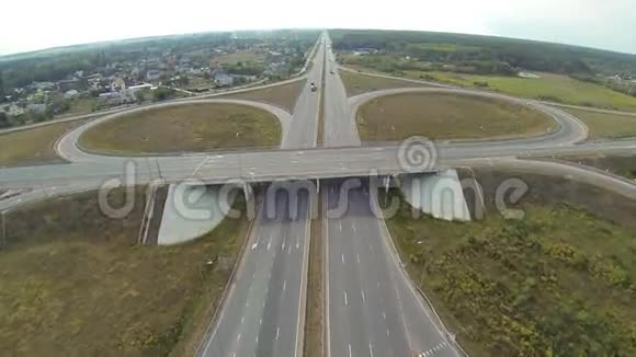 高速公路与汽车交界处的空中射击视频的预览图