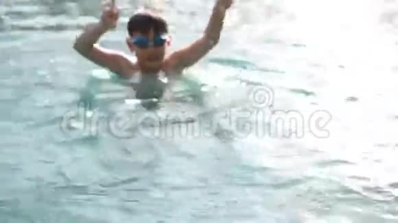 亚洲可爱的孩子在游泳池里玩耍视频的预览图