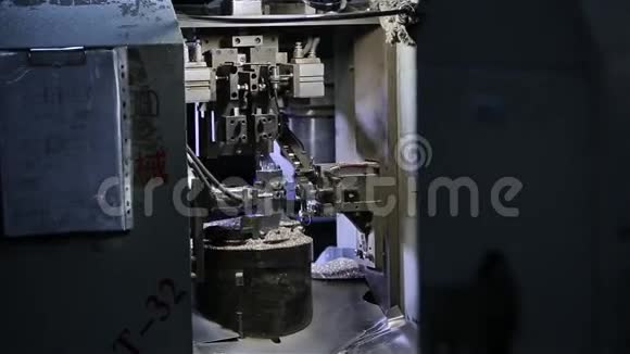 工厂的技术机器处理详情视频的预览图