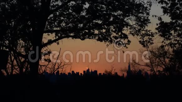日出纽约纽约市从新泽西州曼哈顿市中心视频的预览图
