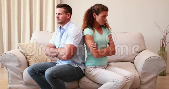 一对夫妇坐在沙发上吵架后不说话视频的预览图