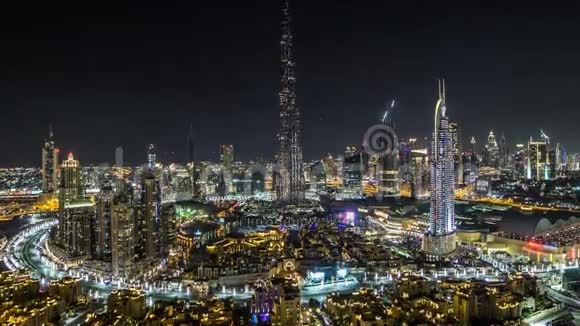 迪拜市区夜间时间从顶部俯瞰迪拜阿拉伯联合酋长国视频的预览图